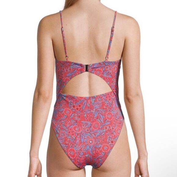 Veronica Beard
Aniston Swimsuit   - Picture 4 of 9